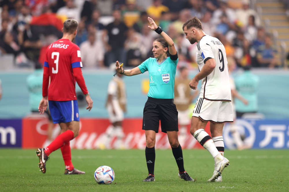 01worldcup-referee-1-def8-superJumbo.jpg